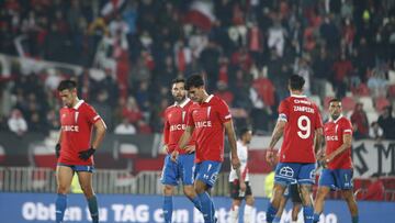 Los jugadores de Universidad Católica lamentan la derrota contra Curicó Unido durante el partido de Primera Division realizado en el Estadio La Granja.