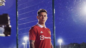 MANCHESTER, ENGLAND - JULY 26: (EXCLUSIVE COVERAGE) Lisandro Martinez of Manchester United poses after signing for the club at Carrington Training Ground on July 26, 2022 in Manchester, England. (Photo by Manchester United/Manchester United via Getty Images)