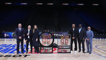 Alain Zobrist, en la esquina izquierda de la imagen, posa junto a la delegación norteamericana (incluidos Sabrina Ionescu y Tony Parker) en el estreno del nuevo reloj de posesión.