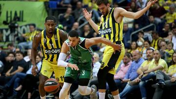 ERD01. ESTAMBUL (TURQUÍA), 05/04/2018.- El base estadounidense Bradley Wanamaker (i) y el alero Marco Guduric (d) del Fenerbahce defienden al base Ray McCallum (c) del Unicaja durante su encuentro de Euroliga disputado en Estambul, Turquía, hoy, 5 de abril de 2018. EFE/ Erdem Sahin