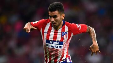 Ángel Correa conduce el balón.