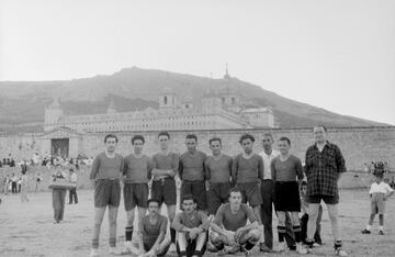 Un equipo de San Lorenzo de El Escorial posa junto a la tapia de La Herrería en 1947.

