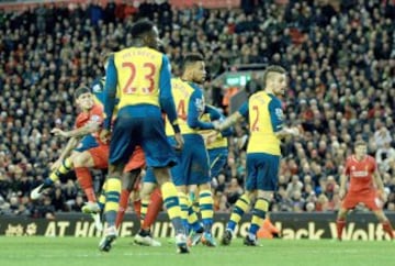 El Arsenal de Alexis Sánchez resignó un empate ante Liverpool en el último minuto de juego. 