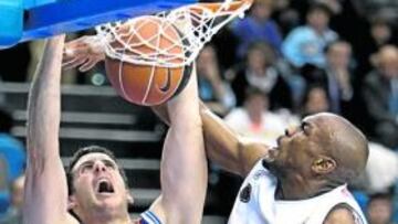 <b>DESTACADO. </b>Kosta Perovic machaca el aro del CB Murcia.