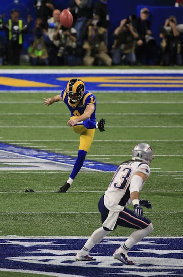 Rams ganó el volado y eligió la cancha, por lo que la primera ofensiva fue para los Pats.