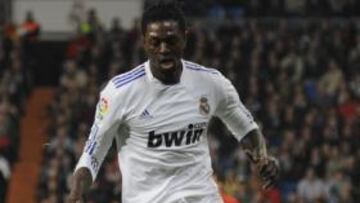 <b>ATACADO. </b>Adebayor se quejó de la actitud racista de algunos aficionados del Tottenham en la ida.