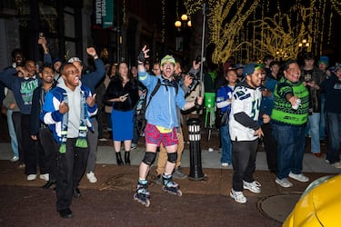 Aficionados de los Seahawks celebran en la ciudad, cerca del Lumen Field, hogar de los Seahawks, el triunfo de su equipo en la final de la Super Bowl LX.