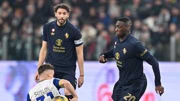 TURIN (Italy), 03/03/2025.- Juventus' Randal Kolo Muani and Hellas Verona's Tomas Suslo (L) in action during the Italian Serie A soccer match between Juventus FC and Hellas Verona FC at the Allianz Stadium in Turin, Italy, 03 March 2025. (Italia) EFE/EPA/ALESSANDRO DI MARCO