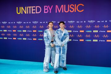 Marcus & Martinus con la canción "Unforgettable". 