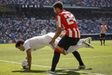 Mikel Balenziaga con Pepe en una acción del partido.