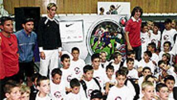 <B>CON LOS MÁS PEQUEÑOS EN ANDORRA</B>. Fernando Torres se convirtió en la gran atracción del clínic de fútbol y baloncesto que Nike ha organizado en Andorra.