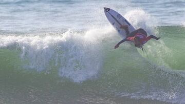 Kauli Vaast (FRA) surfeando una ola en el Junior Pro Espinho (Portugal) de la WSL.