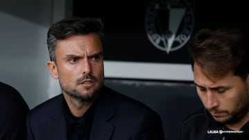 10-11-24. RUBÉN ALBÉS, ENTRENADOR DEL SPORTING, EN EL BANQUILLO DE EL PLANTÍO.