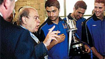 Pujol fue saludando, y conociendo a la vez, uno por uno a todos los campeones. Germán de la Cruz le hizo de cicerone.