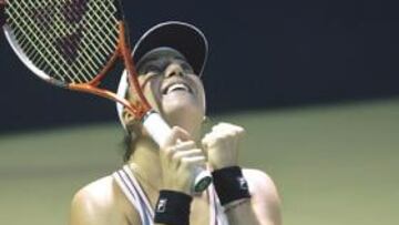 Alisa Kleybanova celebró de rodillas su primer título en el circuito WTA tras ganar el Abierto de Malasia.