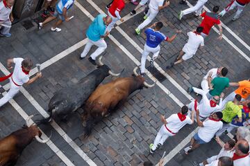 Imágenes del quinto encierro de los Sanfermines 2022 con la ganadería de Cebada Gago. La carrera ha sido complicada y ha dejado varios heridos y caídas.