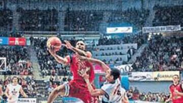 <b>ACROBACIA. </b>Espectacular entrada de House ante Drew Nicholas.