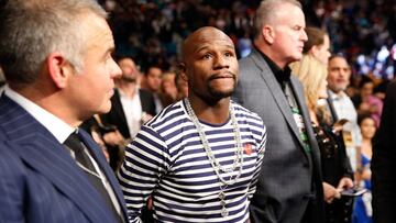 Mayweather presente en la primera fila del Frampton vs Santa Cruz.