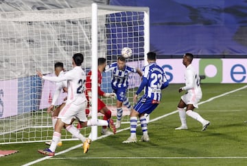 Florian Lejeune despejó en la línea de gol el remtate de Mariano Díaz.