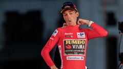 MADRID, 17/09/2023.- El ciclista estadounidense del Jumbo Visma, Sepp Kuss, recibe el maillot de lider en la clasificación general de la Vuelta Ciclista a España que ha finalizado hoy Domingo en Madrid. EFE/Manu Bruque.
