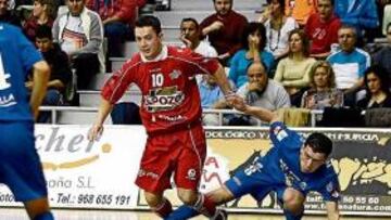 <b>REGATE. </b>Mauricio supera a Fernandinho en el encuentro de ayer.