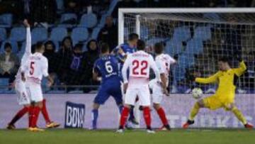 Vel&aacute;zquez, en el momento de marcar el gol del empate al Sevilla.