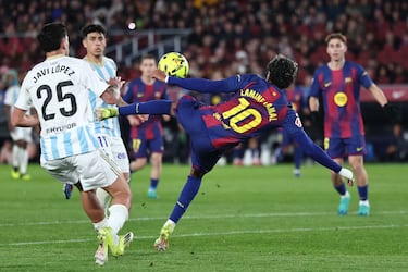 Magnífico el centro de Dani Olmo con la picadita, conectando con la volea en el aire del remate acrobático de Lamine Yamal, superando la estirada de Aarón Escandell. 