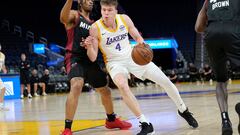 SAN FRANCISCO, CALIFORNIA - JULY 10: Dalton Knecht #4 of the Los Angeles Lakers drive on Pelle Larsson #19 of the Miami Heat during the first half of the 2024 California Classic at Chase Center on July 10, 2024 in San Francisco, California. NOTE TO USER: User expressly acknowledges and agrees that, by downloading and or using this photograph, User is consenting to the terms and conditions of the Getty Images License Agreement.   Thearon W. Henderson/Getty Images/AFP (Photo by Thearon W. Henderson / GETTY IMAGES NORTH AMERICA / Getty Images via AFP)