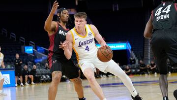SAN FRANCISCO, CALIFORNIA - JULY 10: Dalton Knecht #4 of the Los Angeles Lakers drive on Pelle Larsson #19 of the Miami Heat during the first half of the 2024 California Classic at Chase Center on July 10, 2024 in San Francisco, California. NOTE TO USER: User expressly acknowledges and agrees that, by downloading and or using this photograph, User is consenting to the terms and conditions of the Getty Images License Agreement. Thearon W. Henderson/Getty Images/AFP (Photo by Thearon W. Henderson / GETTY IMAGES NORTH AMERICA / Getty Images via AFP)