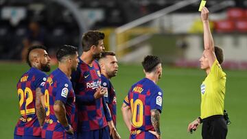 El Barça tiene a casi media plantilla al borde de la suspensión