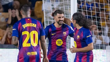 AME5132. MONTERREY (MÉXICO), 31/08/2025.- Jugadores de Barcelona celebran un gol este domingo, durante el partido de Leyendas entre Tigres y Barcelona en el estadio Universitario de Monterrey (México). EFE/ Miguel Sierra