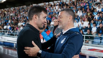 Los técnicos del CD Tenerife, Asier Garitano (i) y de la UD Las Palmas, Francisco Javier García Pimienta, se saludan antes del encuentro de dieciseisavos de final de la Copa del Rey.