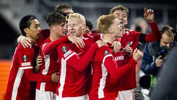 Kees Smit celebra un gol con sus compañeros.