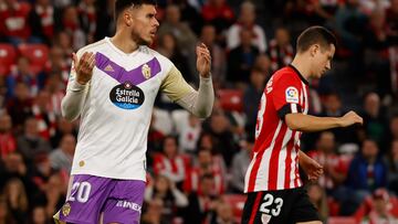 BILBAO, 08/11/2022.- El delantero colombiano del Valladolid Juan José Narváez (i) reacciona durante el encuentro de la decimocuarta jornada de la Liga Santander entre el Athletic Club y el Real Valladolid disputado este martes en el estadio de San Mamés, en Bilbao. EFE/ Miguel Toña
