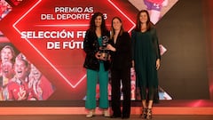 Premio a la selección española de fútbol femenino tras la conquista del Mundial en Sídney. En la imágen, Montse Tomé y Eva Navarro posan con el trofeo junto a Laura Gil, directora de patrocinios de Iberdrola.