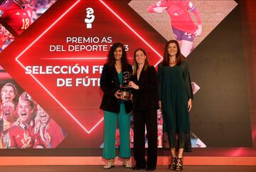 Premio a la selección española de fútbol femenino tras la conquista del Mundial en Sídney. En la imágen, Montse Tomé y Eva Navarro posan con el trofeo junto a Laura Gil, directora de patrocinios de Iberdrola.