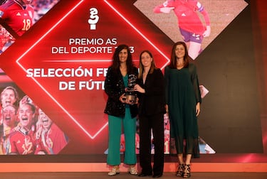 Premio a la selección española de fútbol femenino tras la conquista del Mundial en Sídney. En la imágen, Montse Tomé y Eva Navarro posan con el trofeo junto a Laura Gil, directora de patrocinios de Iberdrola.