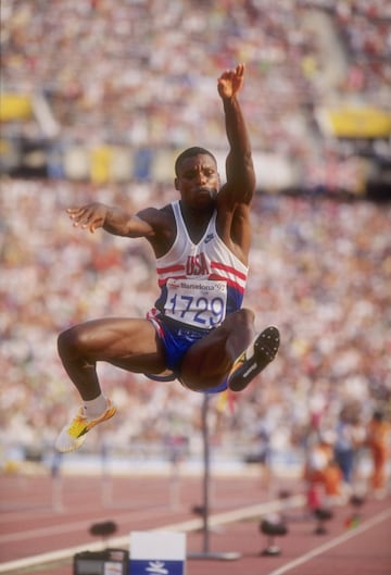 Atleta estadounidense con medalla en salto de longitud y pruebas de velocidad. Con un total de 7 oros, 2 platas y 1 bronce.