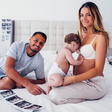 La pareja anunció hace unas semanas la próxima llegada de su segundo bebé. "El segundo está en el horno", escribió el futbolista mexicano.