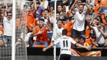 El jugador del Valencia Pablo Piatti celebra el primer gol marcado a la Real