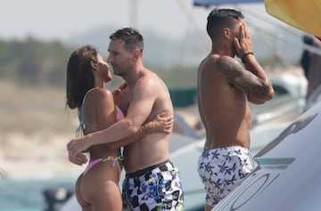 Leo Messi, Luis Su¨¢rez y Cesc F¨¢bregas han disfrutado de un d¨ªa en barco por la costa de Ibiza. Los tres jugadores se encuentran de vacaciones antes de la vuelta al trabajo.