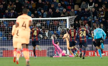 0-2. Marcos Llorente, tras internarse en el área granota, define por bajo y al palo corto ante la salida de Joan Femenías.