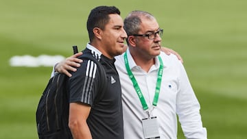 Efra&iacute;n Ju&aacute;rez con el director t&eacute;cnico de Pumas, Andr&eacute;s Lillini