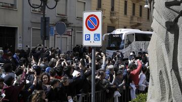 02/04/18 LLEGADA VIAJE DEL REAL MADRID A TURIN
REAL MADRID - JUVENTUS
CUARTOS DE FINAL DE LA CHAMPIONS LEAGUE
AUTOBUS
SEGUIDORES