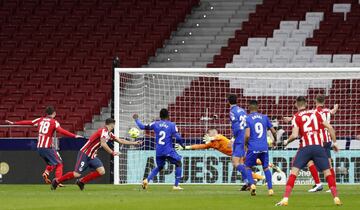 Luis Su¨¢rez marca de cabeza el 1-0 al Getafe.