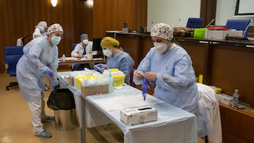 Varias profesionales sanitarias se preparan para administrar la vacuna de AstraZeneca contra la COVID-19 en el Hospital de Mérida, Extremadura (España), a 1 de marzo de 2021. La vacunación contra la Covid-19 del colectivo de docentes en Extremadura comienza esta tarde con la administración de la primera dosis a unos 140 maestros de Infantil y Primaria menores de 55 años que trabajan en el área de salud emeritense. La vacunación supondrá el punto de arranque de la administración de dosis a partir de ahora ya de forma "progresiva" al resto del colectivo de docentes en la comunidad.
01 MARZO 2021;EXTREMADURA;DOCENTES;ENSEÑANZA;VACUNACIÓN;VACUNAS;CORONAVIRUS;COVID-19;EDUCACIÓN
Jorge Armestar / Europa Press
01/03/2021