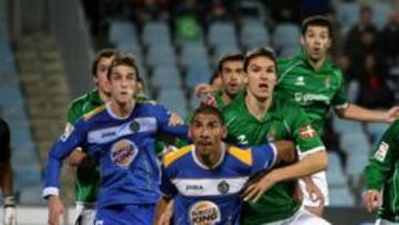 <b>POCO ACERTADOS. </b>El Getafe lo intenta en una de sus llegadas a la portería defendida por Bravo.