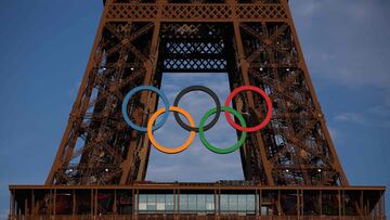 This photograph shows the Eiffel Tower, decorated with the Olympic rings for the upcoming Paris 2024 Olympic Games, in Paris, on July 18, 2024. (Photo by EMMANUEL DUNAND / AFP)