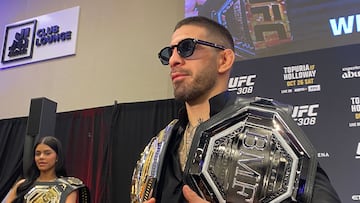 Ilia Topuria posa con su cinturón y el del BMF de Max Holloway.