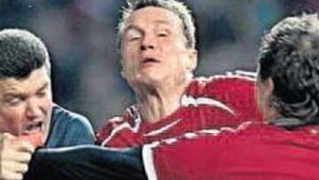 <b>GRAVGAARD EVITÓ QUE FANDEL RECIBIERA UN PUÑETAZO</b>. El agresor entró en el césped y llegó hasta Herbert Fandel, pero el defensor danés Gravgaard logró evitar que propinara un puñetazo en la cara al árbitro alemán. Luego, varios futbolistas locales rodearon al espectador y lo redujeron hasta que finalmente se lo llevó la Policía. Fandel, temiendo por su integridad, decidió retirarse al vestuario con sus asistentes.